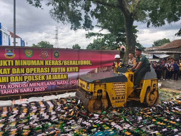 Jelang Tahun Baru, Polres Cimahi Musnahkan Belasan Ribu Botol Minuman Beralkohol