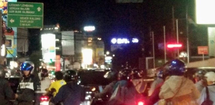 Eksplorasi Malam Libur Natal di Kota Bandung hingga Cimahi, Kisah dari Balik Persimpangan Ledeng, Gegerkalong, dan Sarijadi