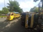 Truk Bermuatan Mebel Terguling di Bundaran Cibeureum, Ini Penampakannya
