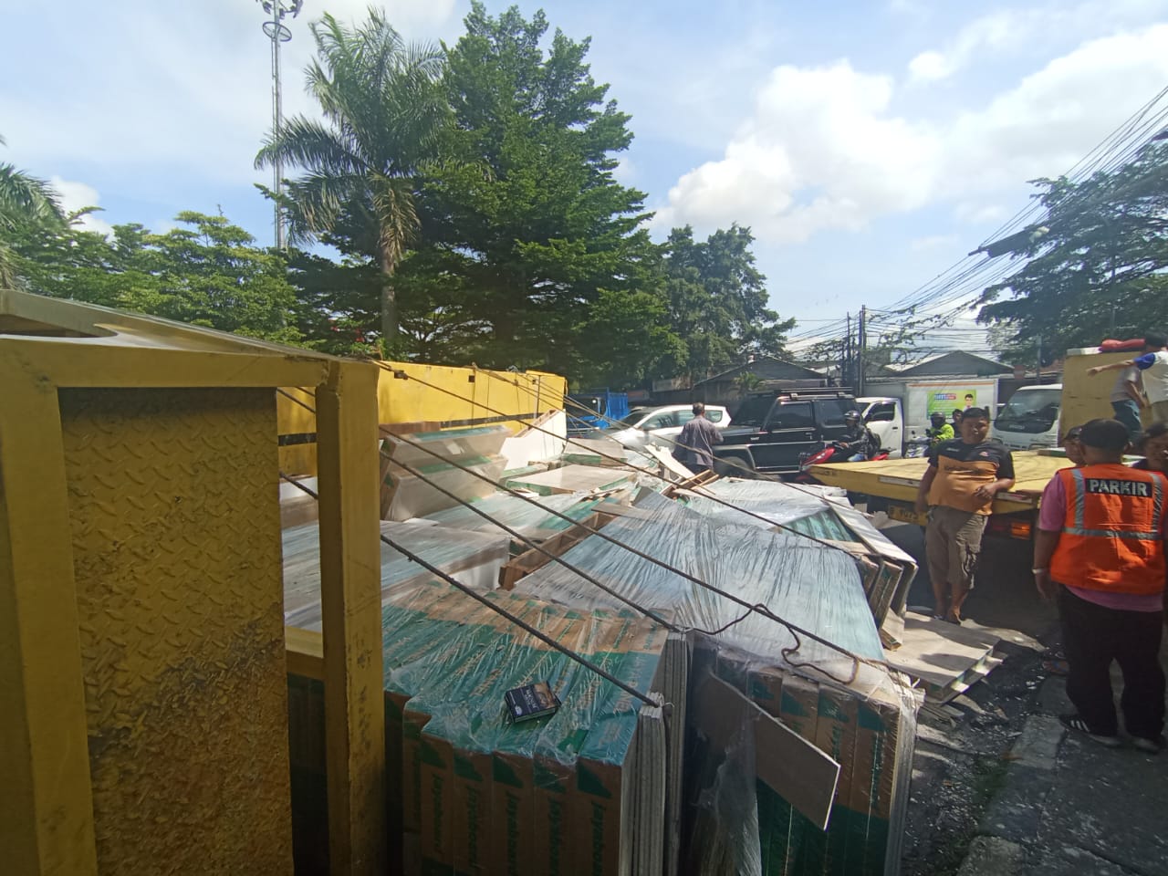 Truk Bermuatan Mebel Terguling di Bundaran Cibereum, Ini Penampakannya