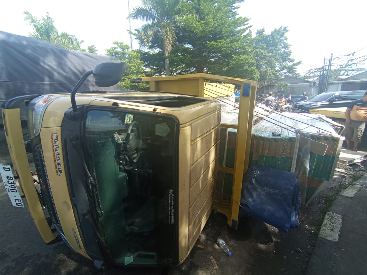 Truk Bermuatan Mebel Terguling di Bundaran Cibereum, Ini Penampakannya