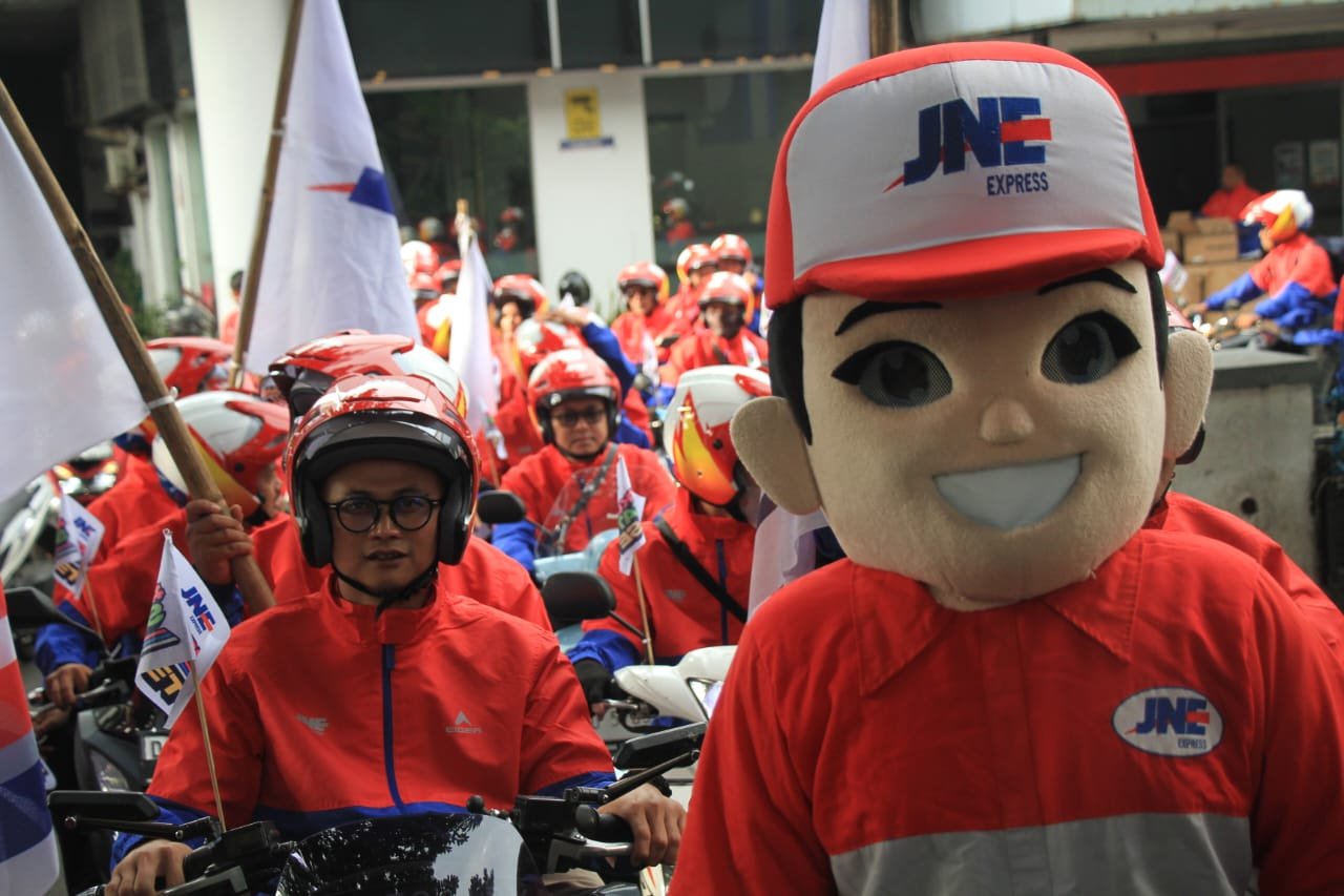 Kurir Satset JNE Siap Antarkan Paket dengan Tampilan Baru