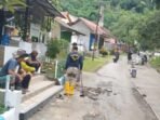 Warga Cikakak Bandung Barat Perbaiki Jalan secara Swadaya