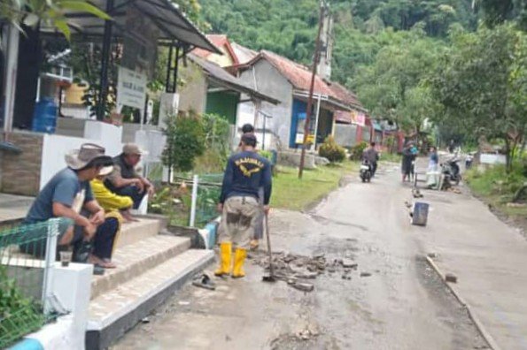 Warga Cikakak Bandung Barat Perbaiki Jalan secara Swadaya