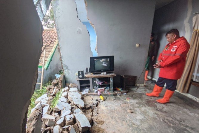 Dinding Rumah di Parongpong Bandung Barat Ambruk