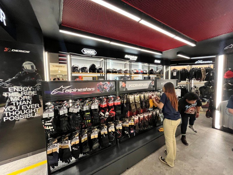 Toko Apparel Motor Baru, Deride Gramedia Resmi Dibuka