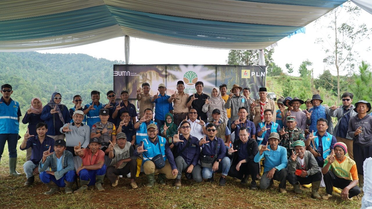 Awali Tahun Baru, PLN UIP JBT Tanam Pohon di Kabupaten Sumedang