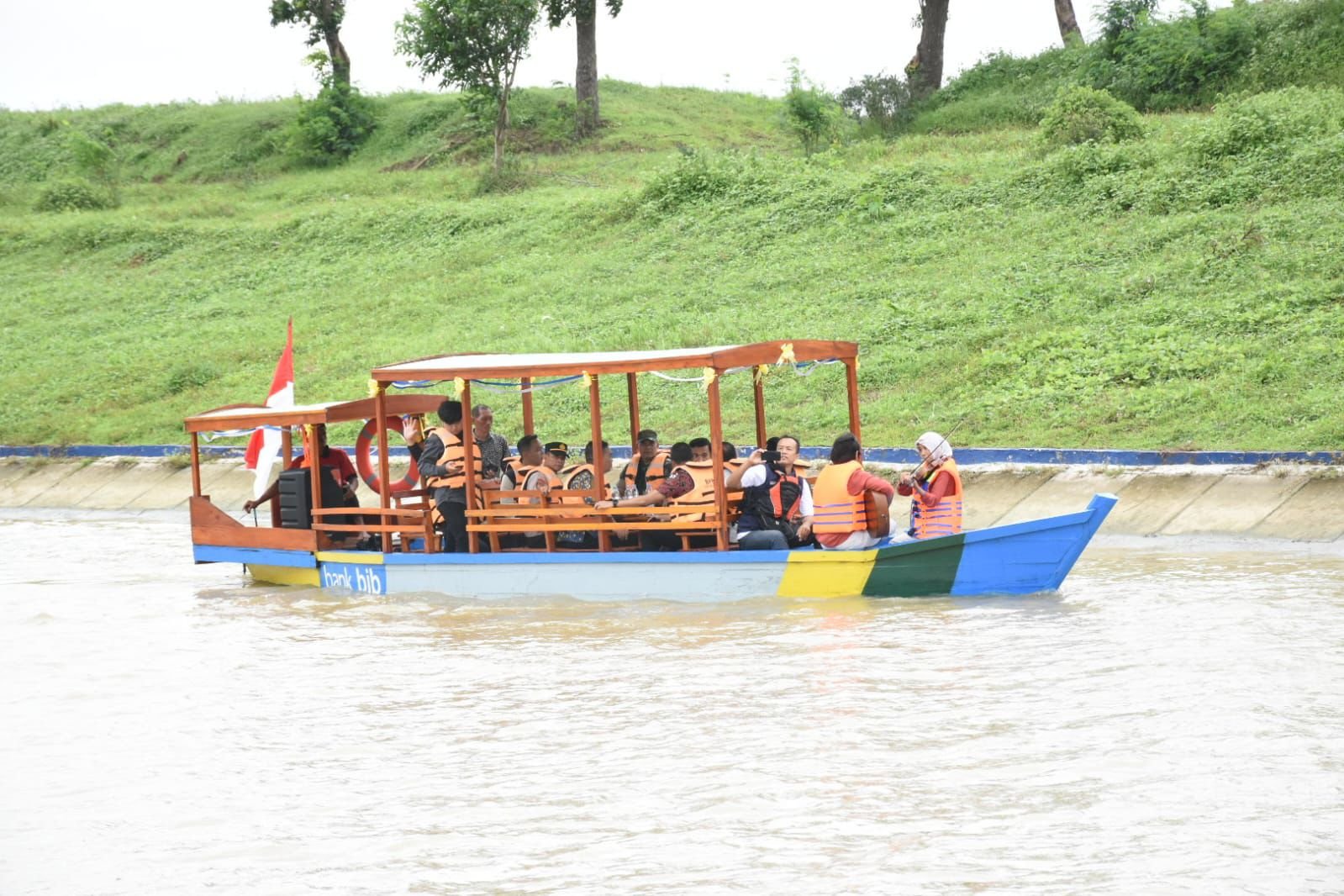 Kanal Cipelang jadi Objek Wisata, Pj Bupati Majalengka Serahkan Bantuan Perahu