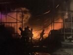 Heroik dan Berani, Personel Pemadam Kebakaran Bertaruh Nyawa Taklukkan si Jago Merah di Margaasih
