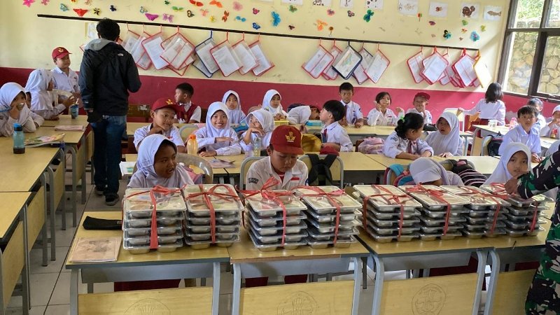 Siswa Sekolah di Kabupaten Bandung Barat Mulai Menikmati Makan Bergizi Gratis