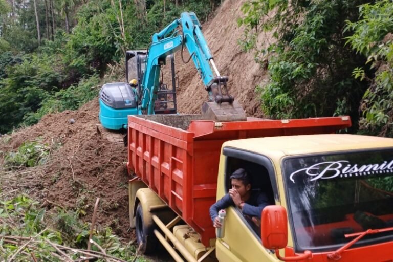 Akses Jalan Tertutup Longsor di Sindangjaya Gununghalu