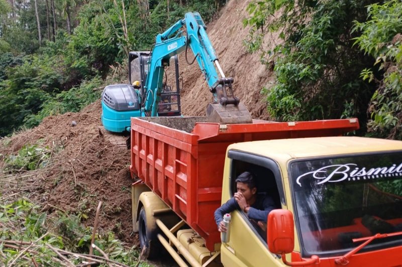 Akses Jalan Tertutup Longsor di Sindangjaya Gununghalu