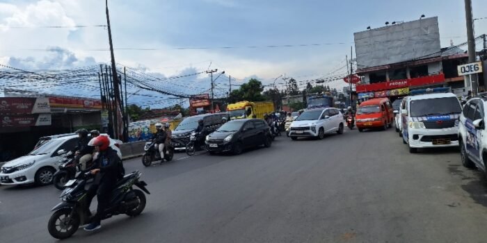 Arus Lalulintas di Simpang Padalarang Terpantau Padat