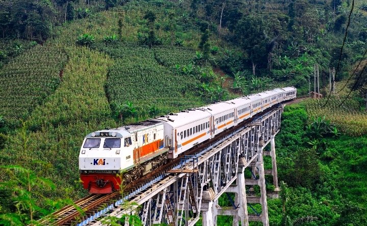 Daop 2 Bandung Sukses Mengoperasikan 50 Ribu Perjalanan Kereta Api dengan Tingkat Ketepatan Waktu 99,82 Persen di Tahun 2024