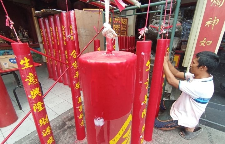Begini Proses Produksi Lilin Besar Imlek di Vihara Dharma Ramsi, Kota Bandung