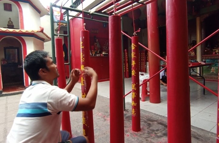 Begini Proses Produksi Lilin Besar Imlek di Vihara Dharma Ramsi, Kota Bandung