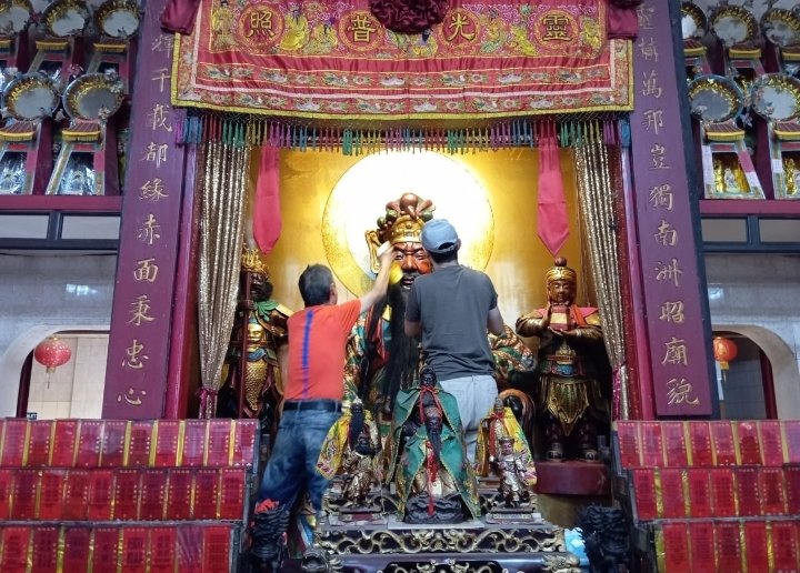 Pembersihan Patung Dewa di Vihara Dharma Ramsi Jelang Imlek, Simak Aksi Para Relawan Ini