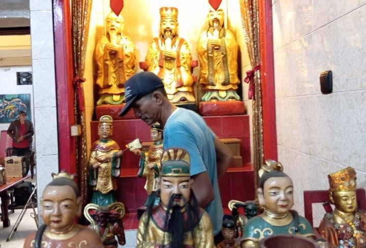 Pembersihan Patung Dewa di Vihara Dharma Ramsi Jelang Imlek, Simak Aksi Para Relawan Ini