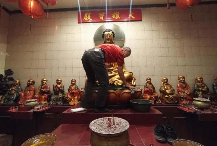 Pembersihan Patung Dewa di Vihara Dharma Ramsi Jelang Imlek, Simak Aksi Para Relawan Ini