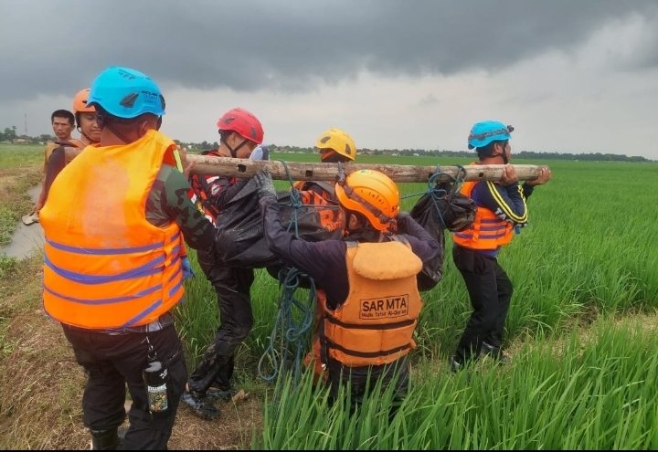 Tiga Hari Dicari Usai Terseret Arus, Tim SAR Temukan Pemancing Asal Karawang dalam Kondisi Meninggal di Sungai Cilamaya Subang