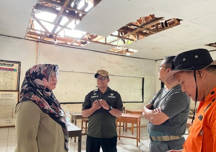 Prihatin Ada Sekolah Ambruk, Pj Bupati Subang Akan Prioritaskan Perbaikan