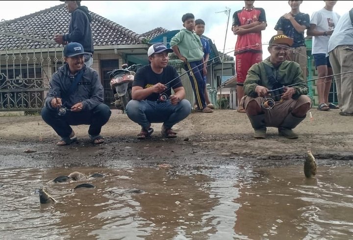 ALAMAK! Warga Wangunrahaja, Lembang, KBB Protes Jalan Berlubang dengan Memancing Ikan di Kubangan