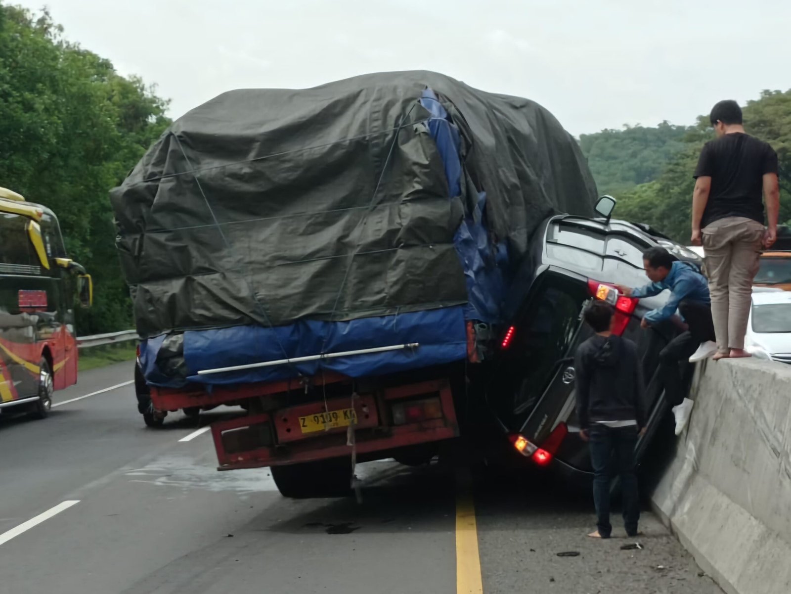 Kecelakaan Tol Cipularang Truk dan Mini Bus, Nihil Korban