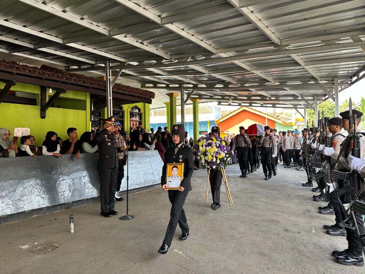 Pemakaman Aipda Anumerta Anditia Munartomo yang Gugur Saat Menolong Warga Tenggelam di Pantai Pangandaran