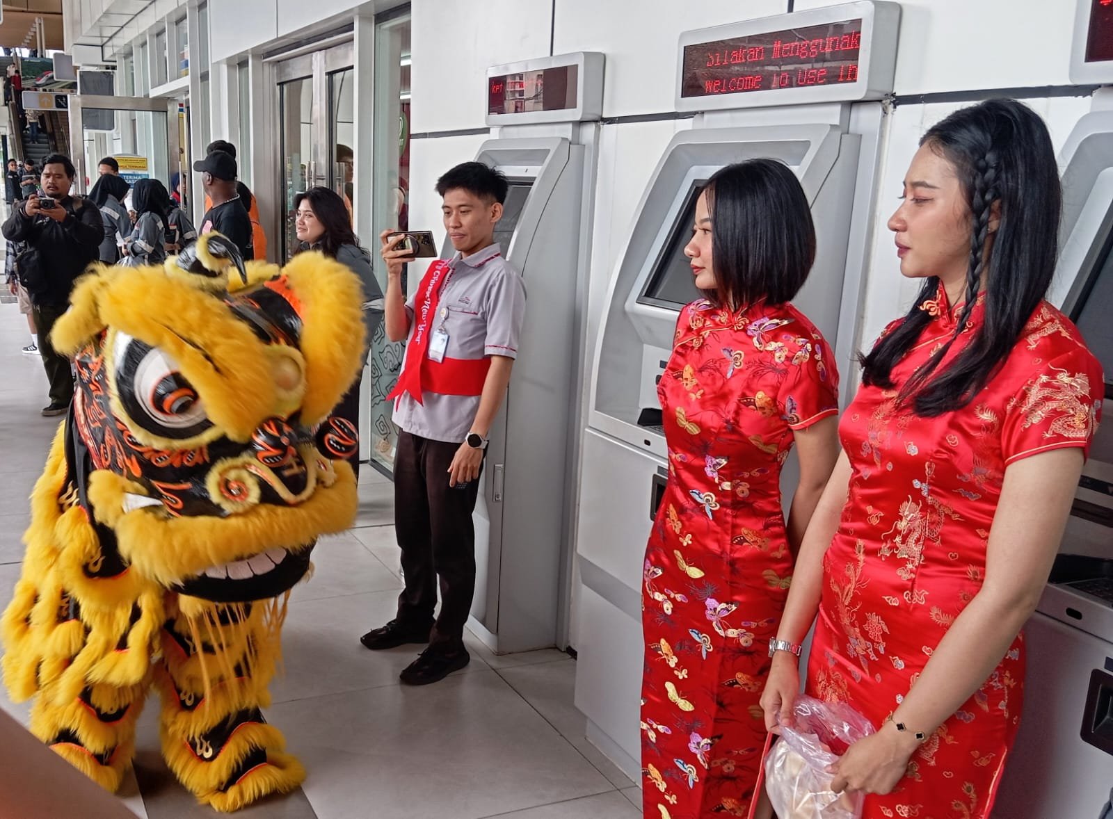 LUAR BIASA! Atraksi Barongsai di Stasiun Whoosh Hibur para Penumpang saat Perayaan Imlek
