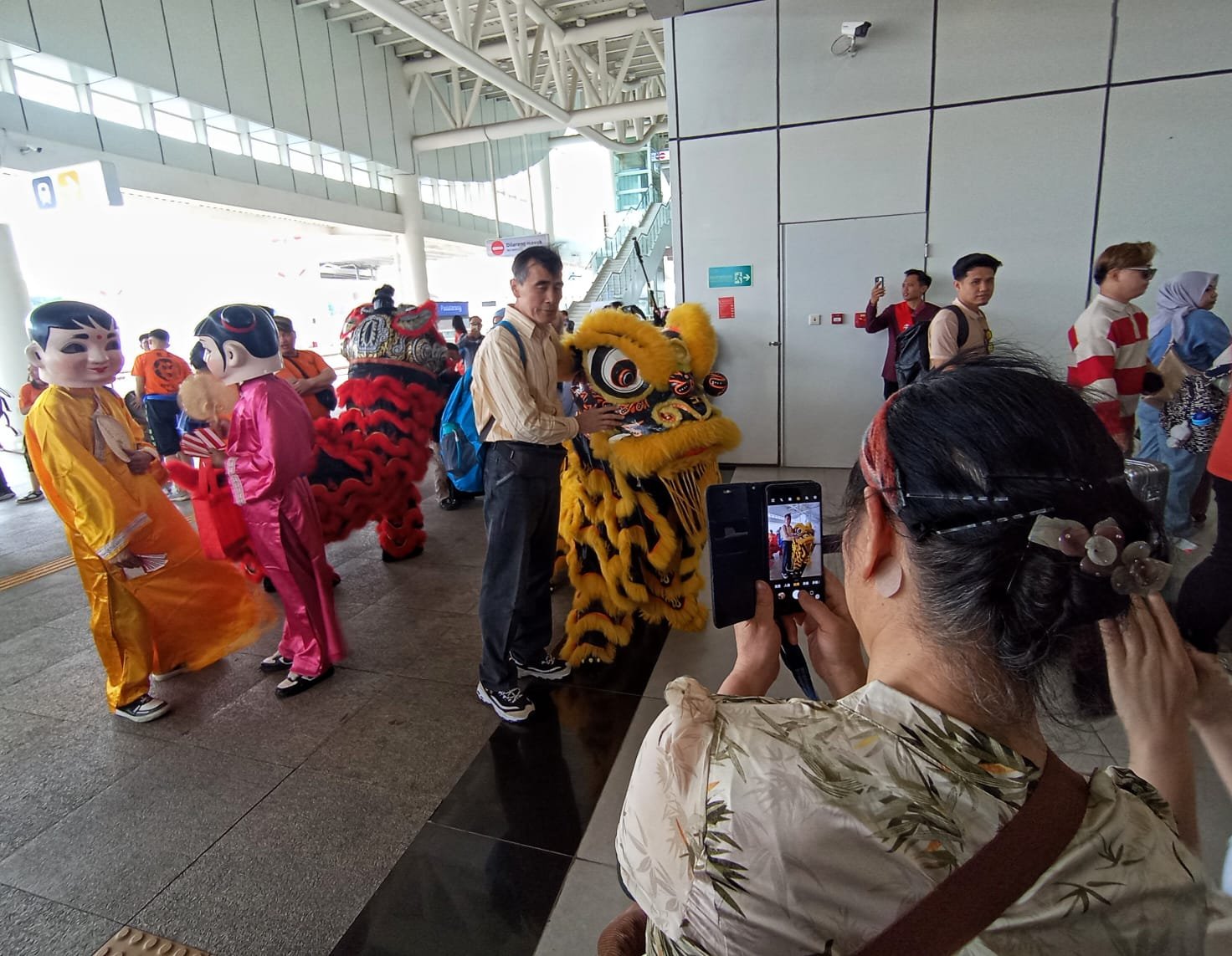 LUAR BIASA! Atraksi Barongsai di Stasiun Whoosh Hibur para Penumpang saat Perayaan Imlek