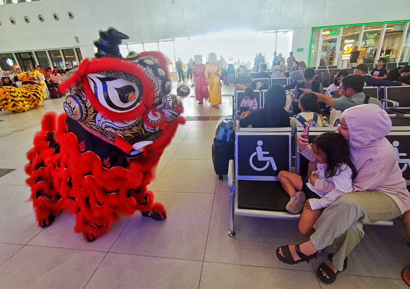 LUAR BIASA! Atraksi Barongsai di Stasiun Whoosh Hibur para Penumpang saat Perayaan Imlek