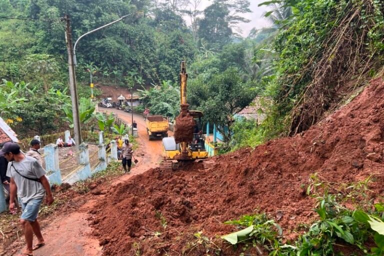 Jalan Cipeundeuy-Cikalongwetan Tertutup Material Longsor