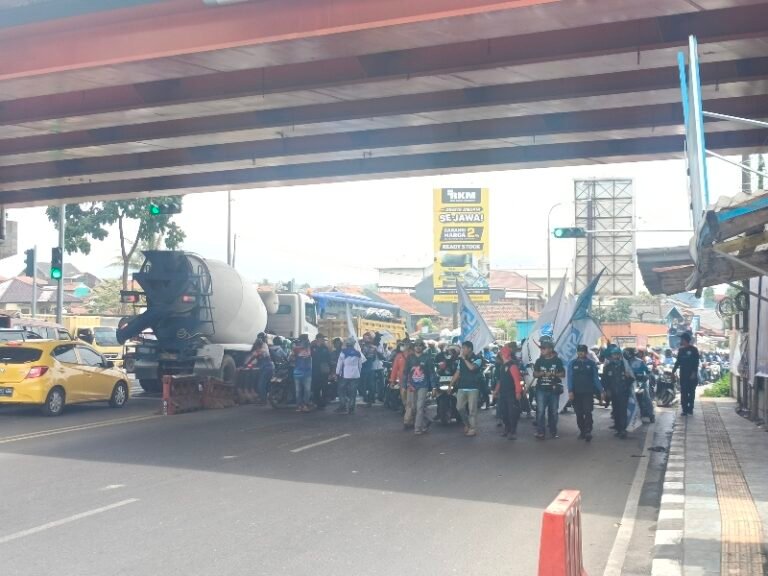 Buruh di Bandung Barat Gelar Aksi Unjuk Rasa