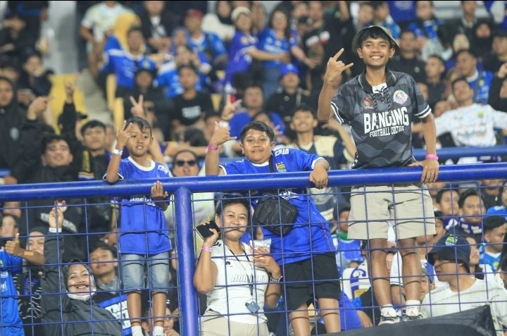 Ribuan Bobotoh tak Kenal Lelah Mendukung Penuh Skuad Persib Bandung, Ini Buktinya