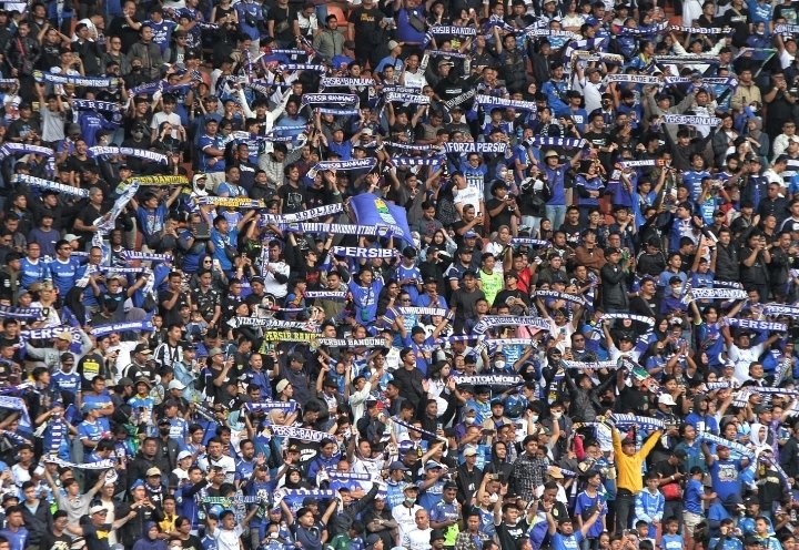 Ribuan Bobotoh tak Kenal Lelah Mendukung Penuh Skuad Persib Bandung, Ini Buktinya