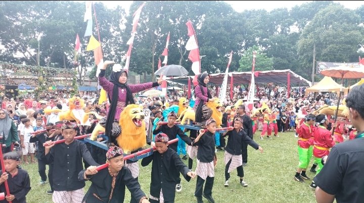 Atraksi Kesenian Sisingaan Anak Meriahkan Acara Puncak Milangkala ke – 44 Kacamatan Jalancagak Subang