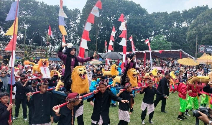 Atraksi Kesenian Sisingaan Anak Meriahkan Acara Puncak Milangkala ke - 44 Kacamatan Jalancagak Subang