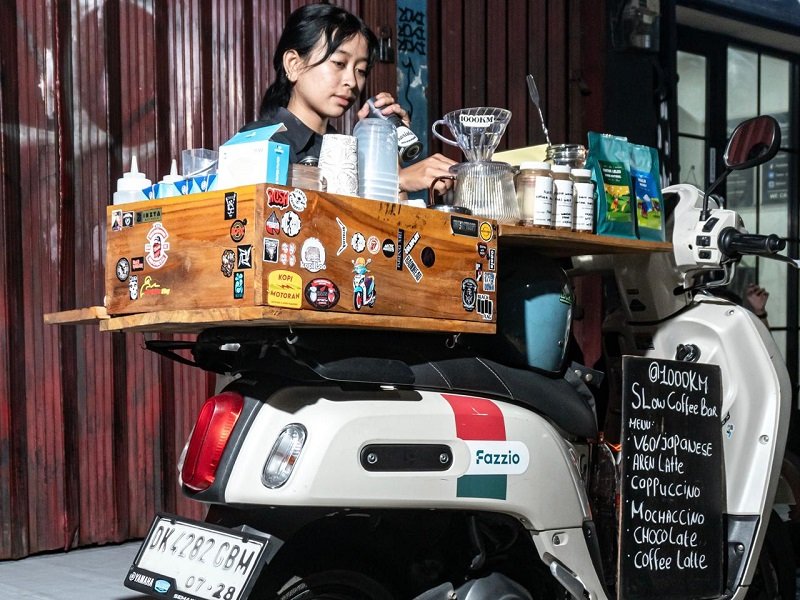 Tak Kenal Ruang dan Jarak, Gek Cantik Datang dari Pulau Dewata ke Depok Jual Kopi Otentik di Atas Fazzio