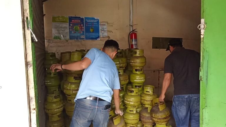 Dukung Bisnis Berjualan, Warga Khawatir Antrean Panjang