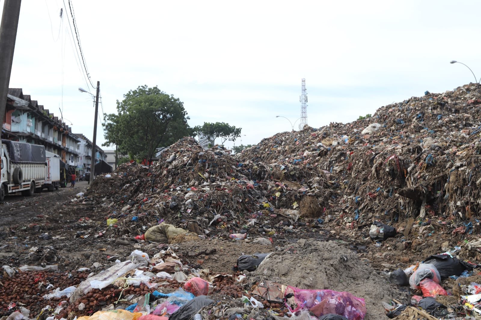 Pelanggaran Serius Pengelola Sampah Pasar Caringin
