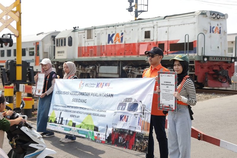 Masyarakat Jangan Beraktivitas di Jalur Rel Kereta, KAI Daop 2 Beber Alasannya
