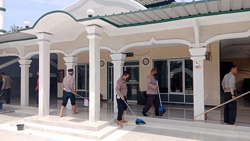 Bentuk Kepedulian, Polda Jabar Hadir dalam Bakti Sosial Bersihkan Rumah Ibadah