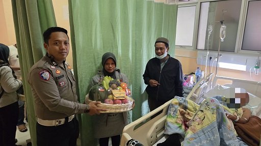 Polisi Berikan Bantuan kepada Keluarga Korban Luka Kecelakaan GT Ciawi 2 yang Sedang Dirawat di Rumah Sakit