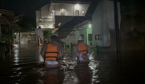 Sat Brimob Polda Jabar Lakukan Penanggulangan Banjir di Jatinangor Sumedang