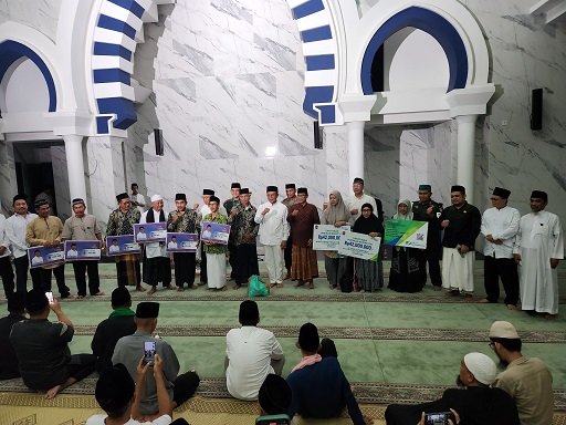BPJS Ketenagakerjaan Banjar Husein Kartasasmita Serahkan Santunan saat Tarawih Keliling