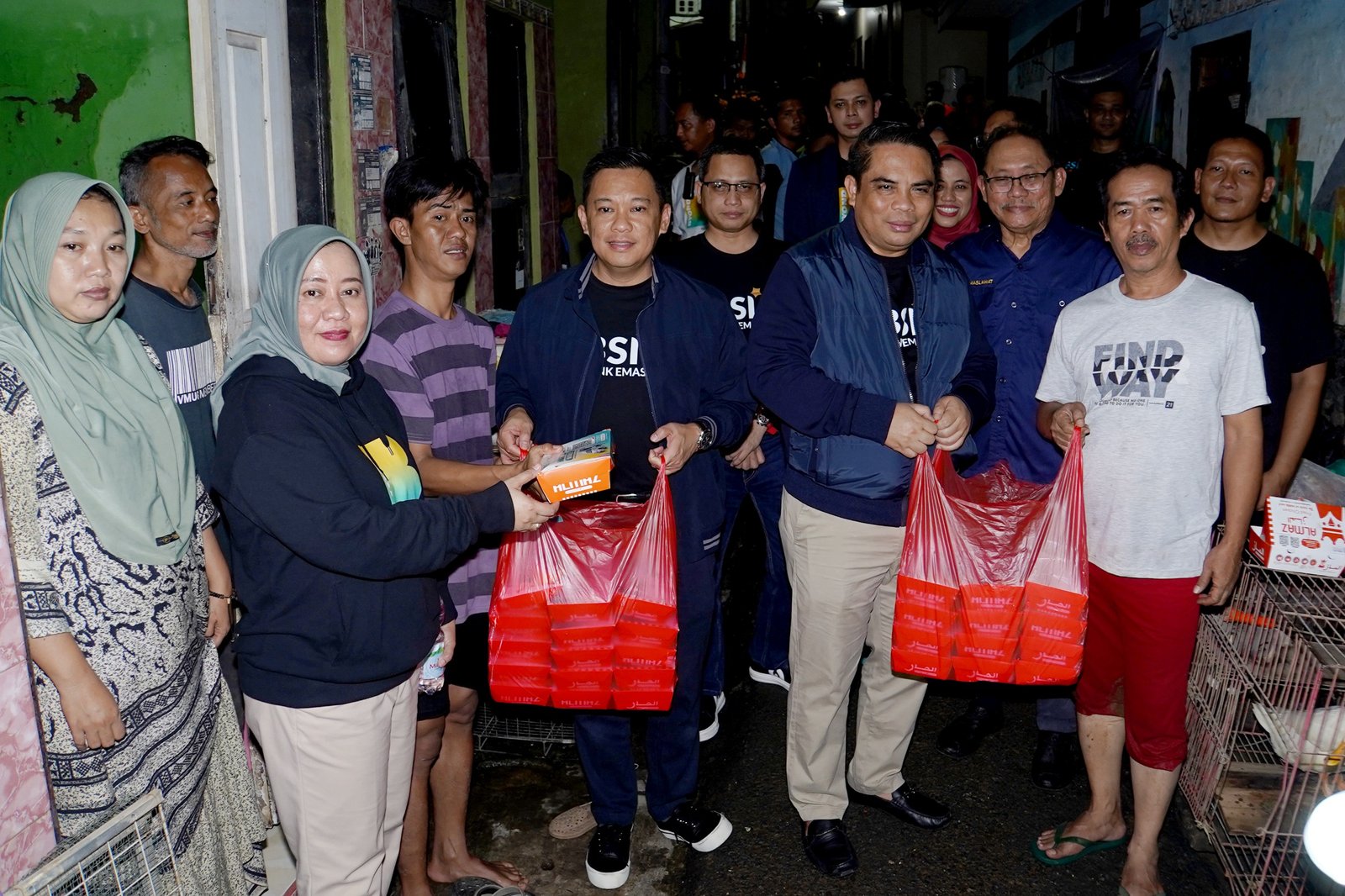 BSI Bantu Makanan & Alat Kebersihan untuk Korban Banjir Jabodetabek