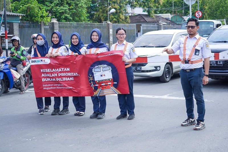 KAI Properti Gelar ‘Millennials Goes to PJL’ : Apresiasi dan Edukasi Keselamatan di Perlintasan Kereta Api