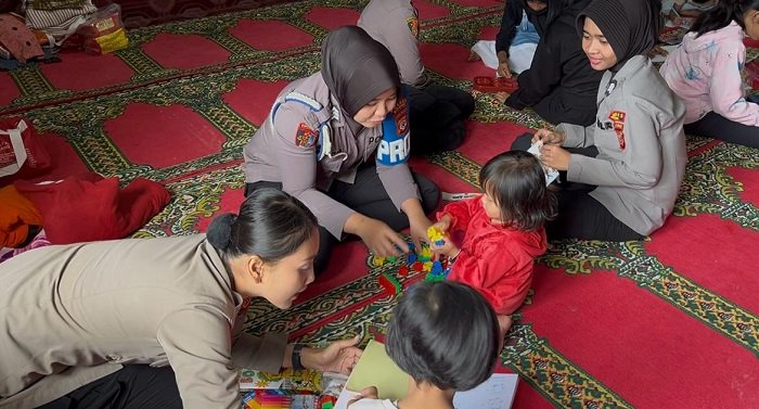 Polwan Lakukan Pendampingan Trauma Healing terhadap Korban Musibah Bencana Alam di Cisarua Bogor