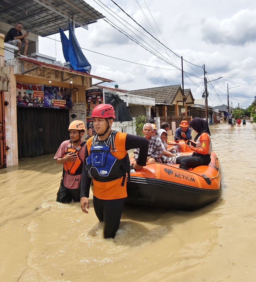 Rumah Zakat Kirim Relawan untuk Evakuasi Warga Terdampak Banjir Jabodetabe