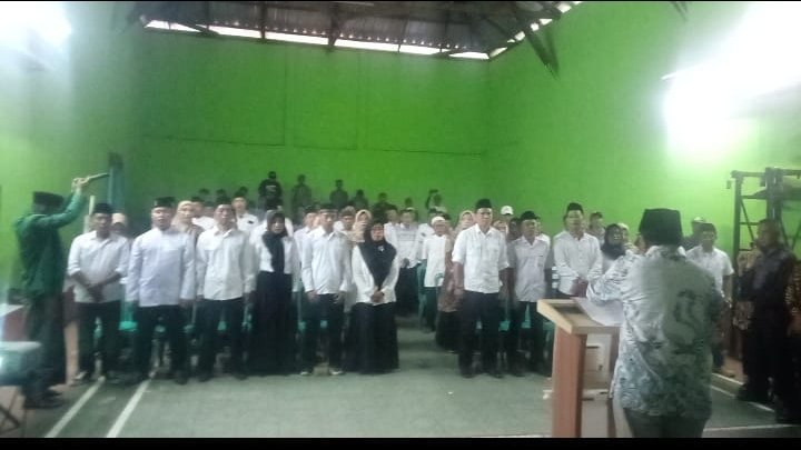 Kades dan Ketua TP PKK Desa Cijagra, Lantik Ketua RT dan RW serta Bunda Literasi